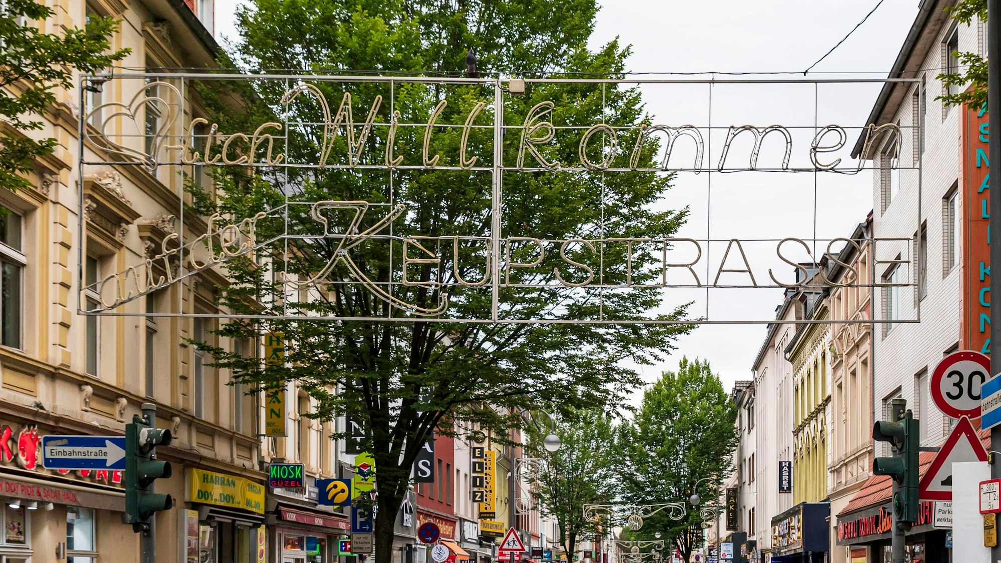 Keupstraße in Köln-Mülheim mit Geschäften und Verkehr
