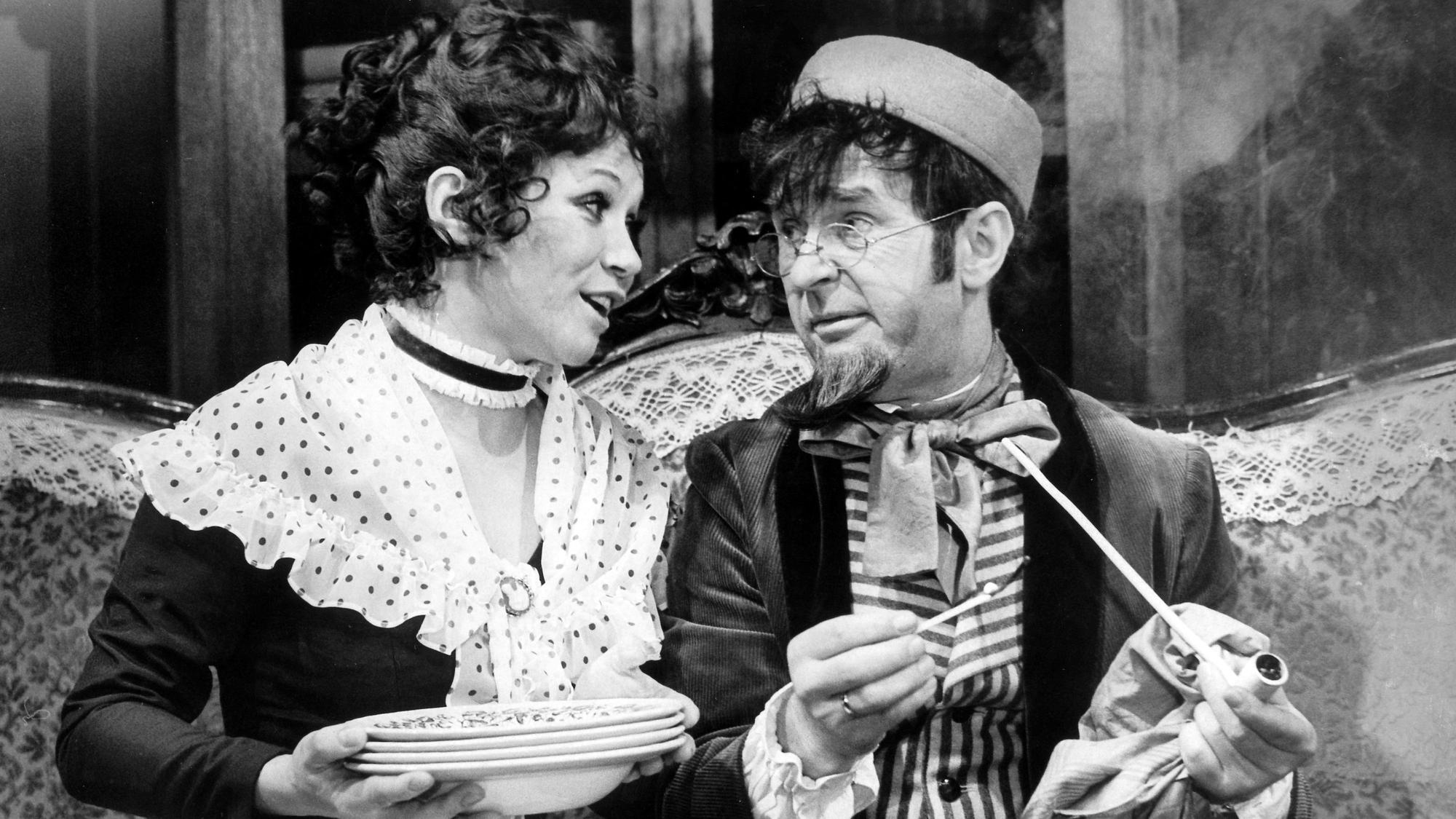 Die Schauspieler Ernst Hilbich und Lotti Krekel in der Komödie «Schneider Wibbel» im Kölner Millowitsch-Theater schauen sich an.