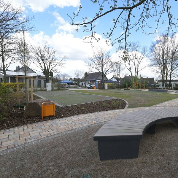 Der umgestaltete Dorfplatz Blecher hat viel Grünfläche.