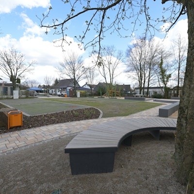 Der umgestaltete Dorfplatz Blecher hat viel Grünfläche.