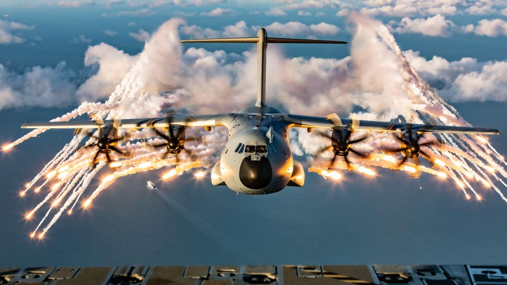 Ein Transportflugzeug des Typs A400M setzt sogenannte Flares ab