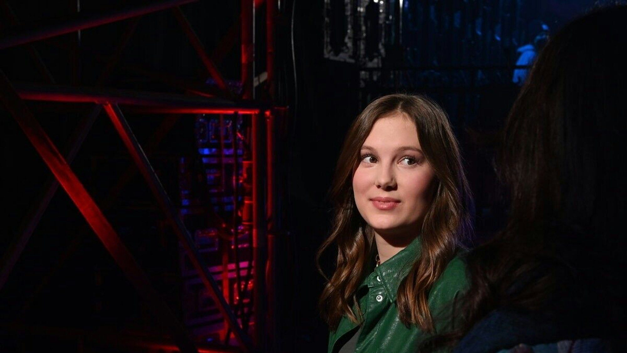 Eine junge Frau steht auf einer Bühne.