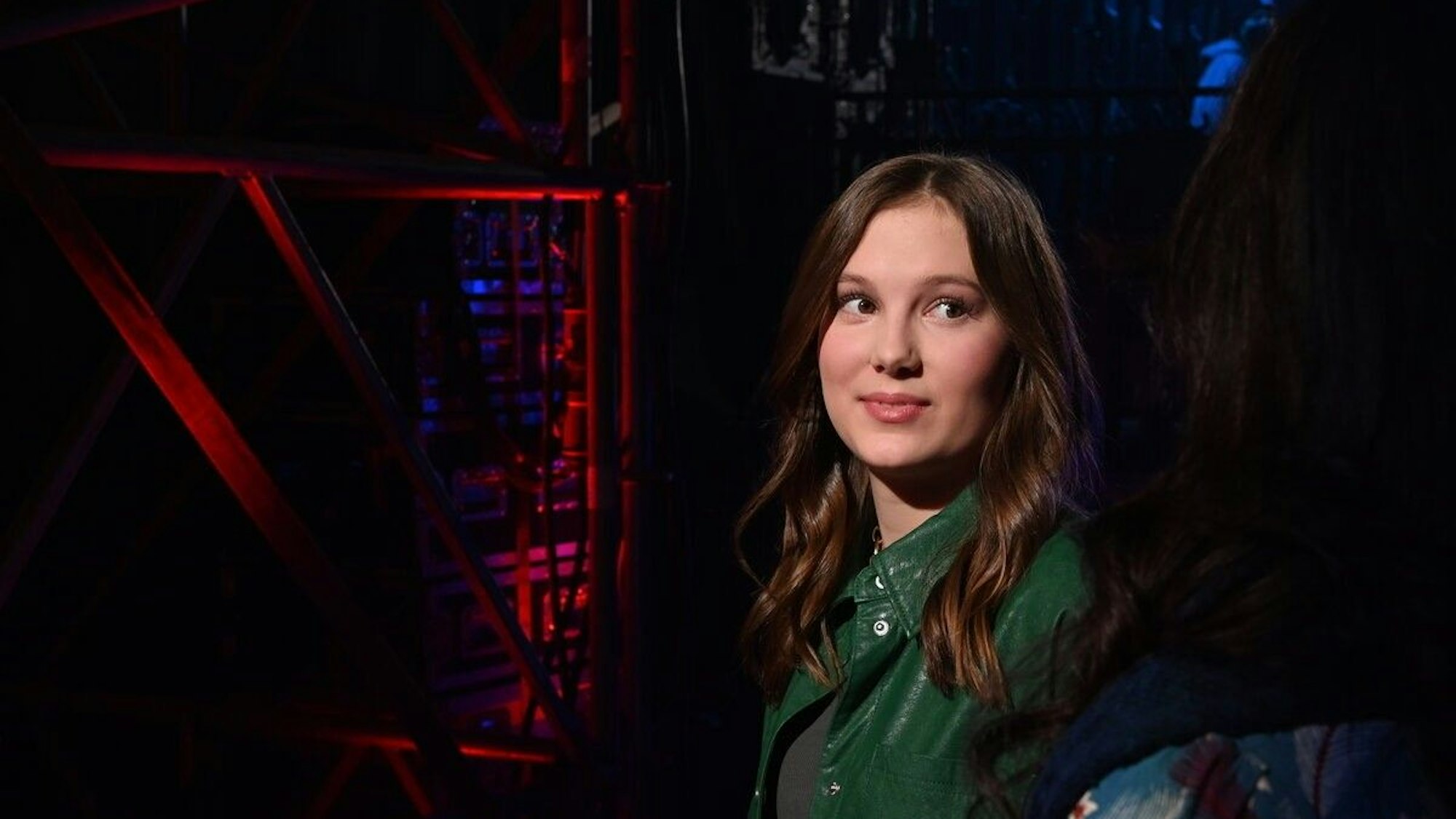 Eine Jugendliche steht auf einer Bühne.