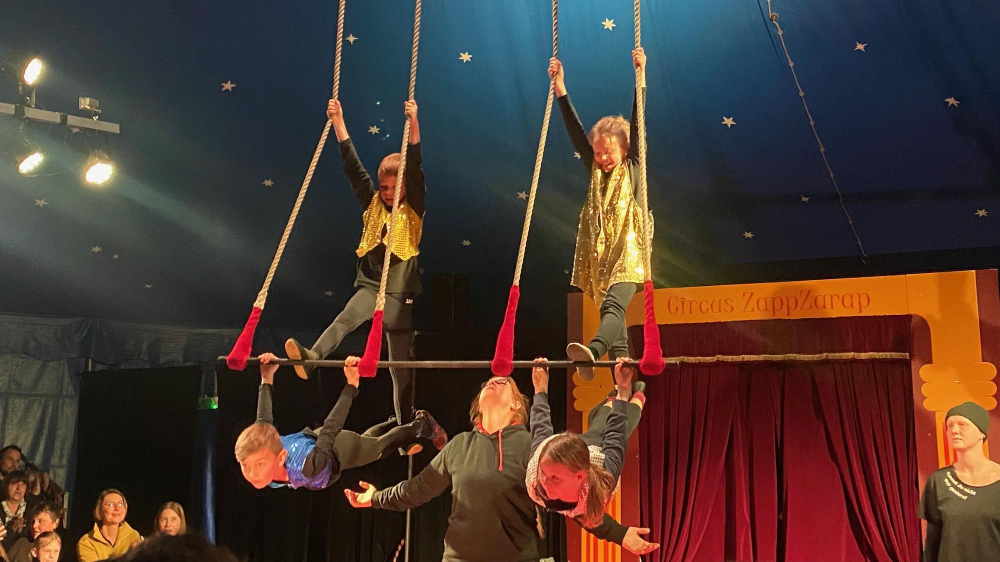 Kinder zeigen Kunststücke im Zirkus Zappzarap