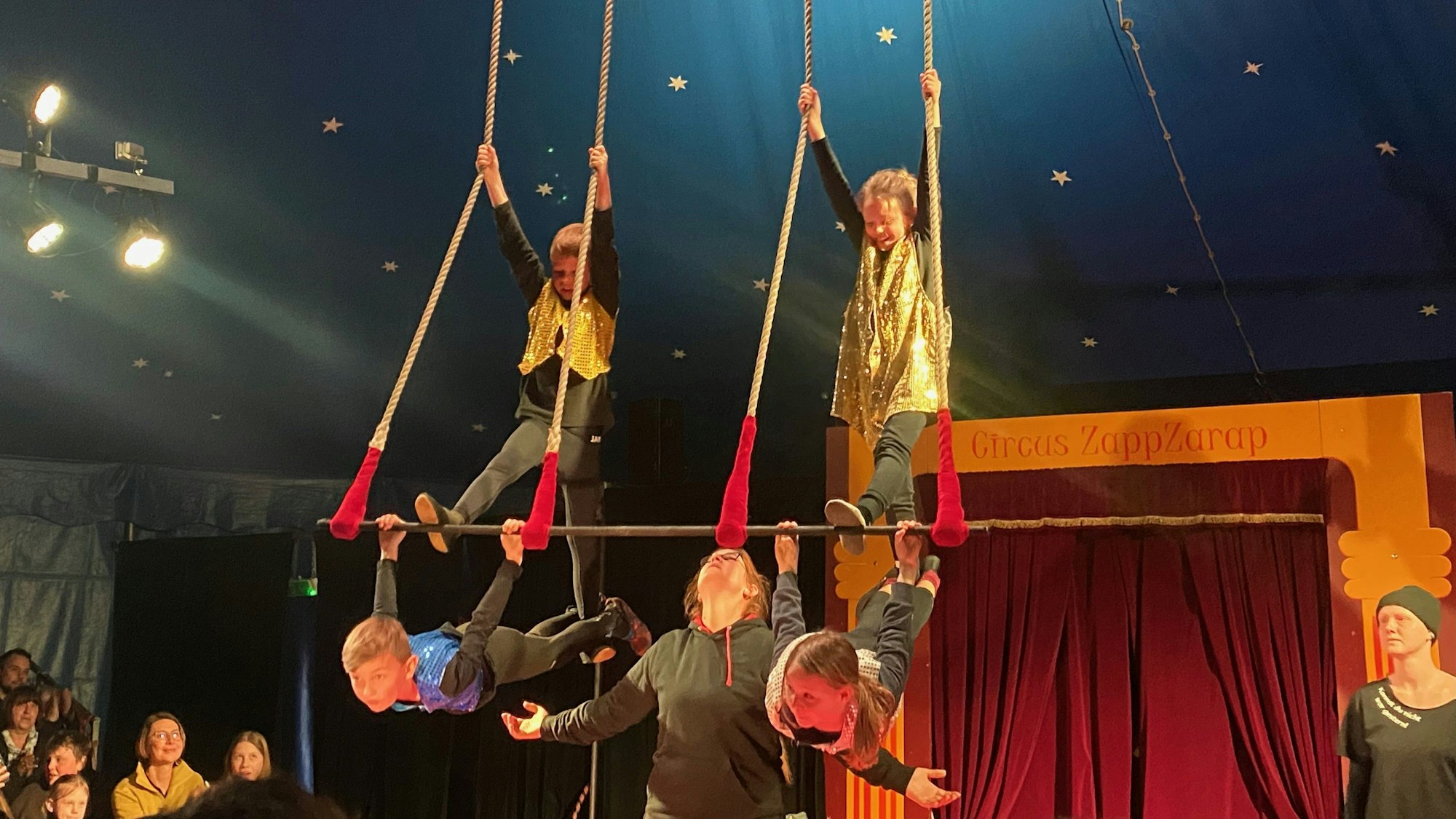 Kinder zeigen Kunststücke im Zirkus Zappzarap