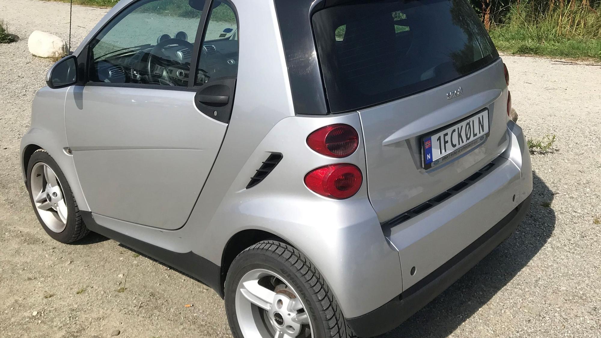 Ein norwegischer Smart mit einem FC-Kennzeichen.
