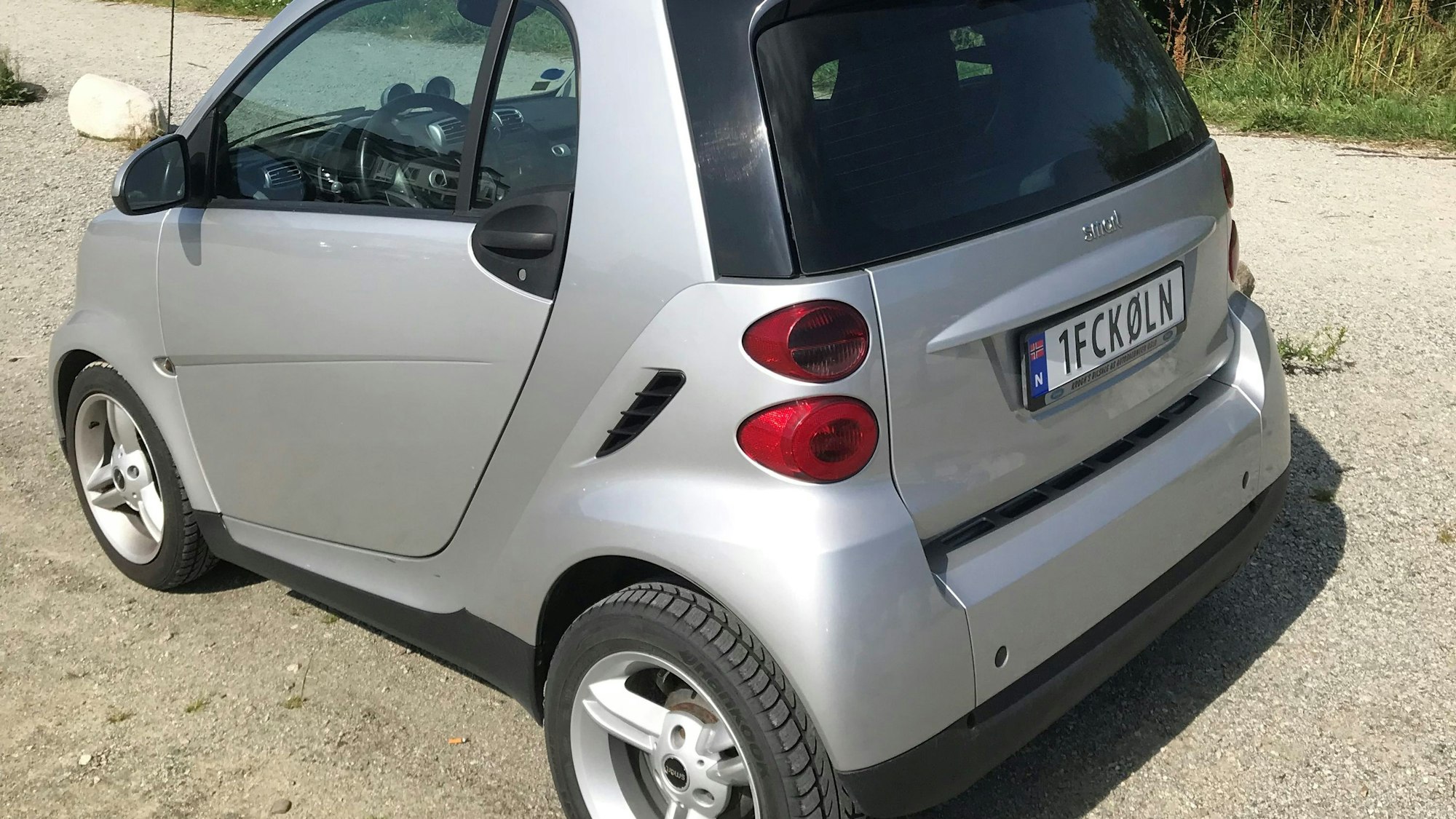 Ein norwegischer Smart mit einem FC-Kennzeichen.