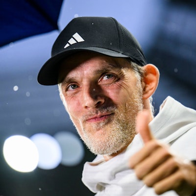 Münchens Trainer Thomas Tuchel steht vor dem Spiel im Stadion. Foto: Tom Weller/dpa +++ dpa-Bildfunk +++