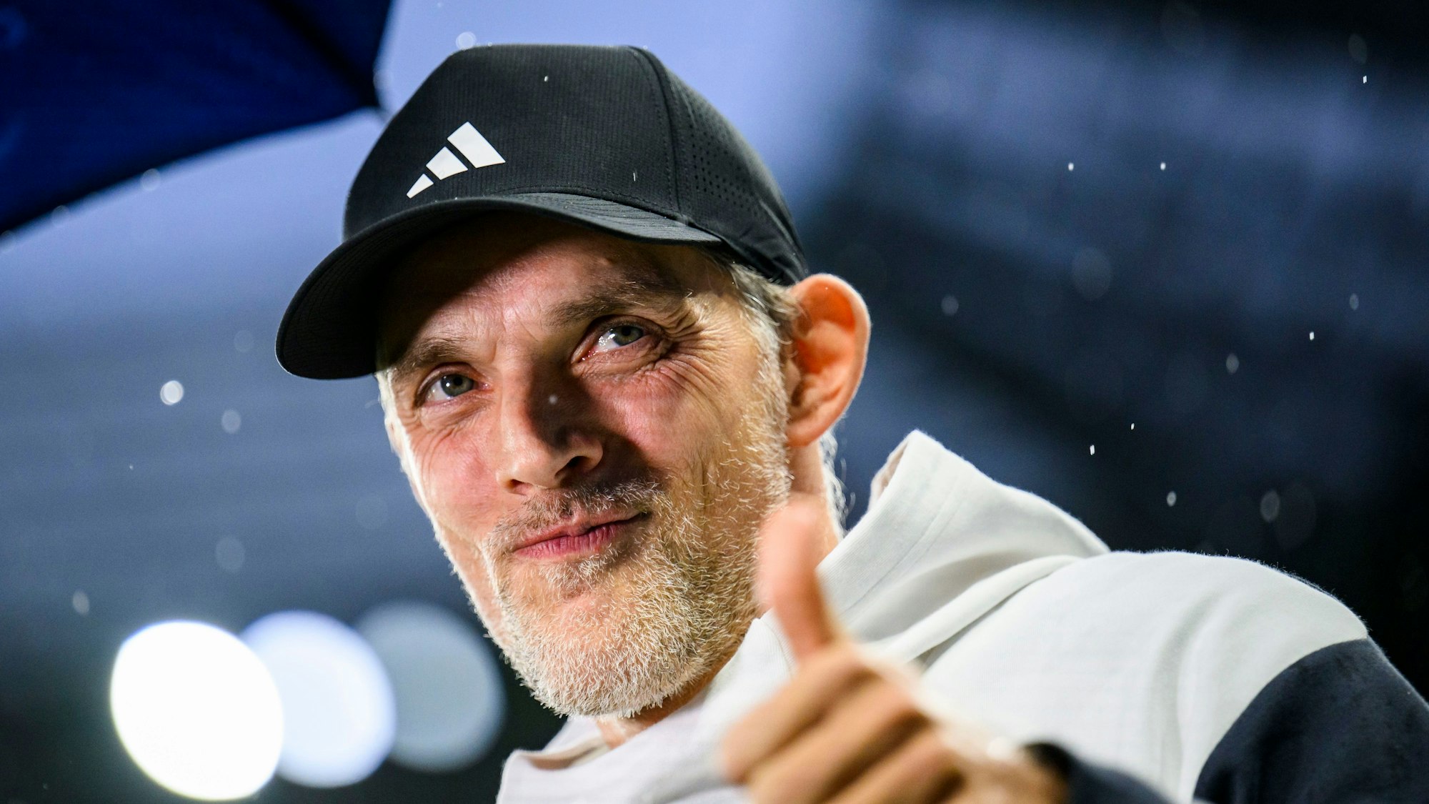 Münchens Trainer Thomas Tuchel steht vor dem Spiel im Stadion. Foto: Tom Weller/dpa +++ dpa-Bildfunk +++