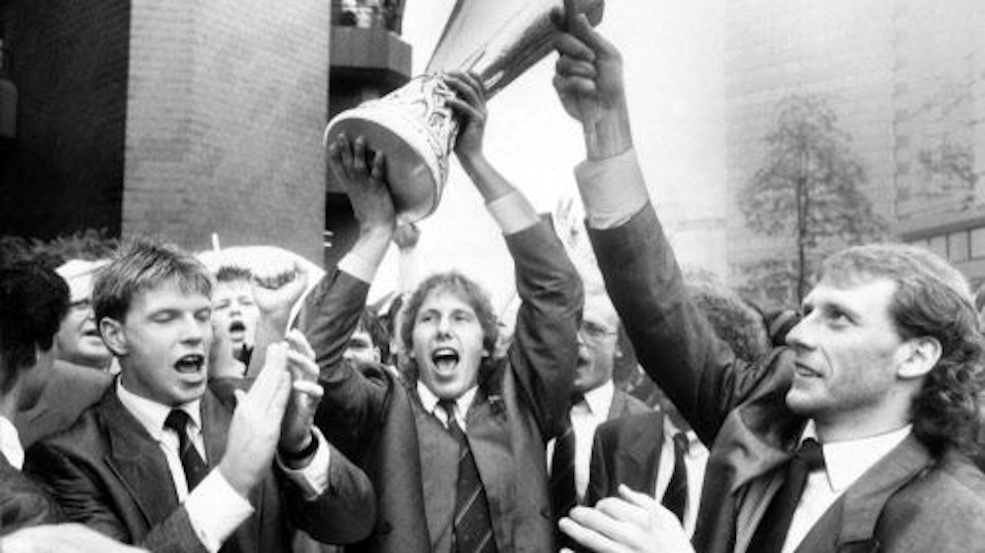 Empfang von UEFA-Cup-Sieger Bayer Leverkusen auf dem Rathausplatz in Leverkusen, v.li.: Knut Reinhardt, Rüdiger Vollborn mit dem Pokal, Wolfgang Rolff