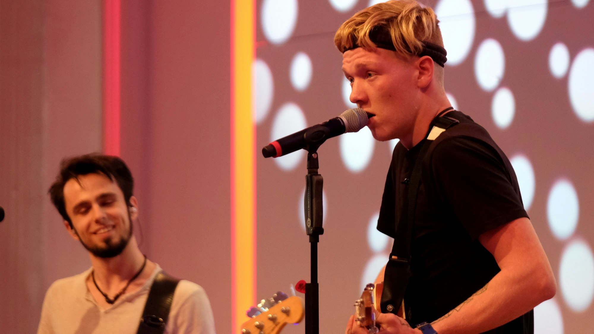 Die Nachwuchsband King Loui um Sänger Max Rohde steht auf einer Bühne.