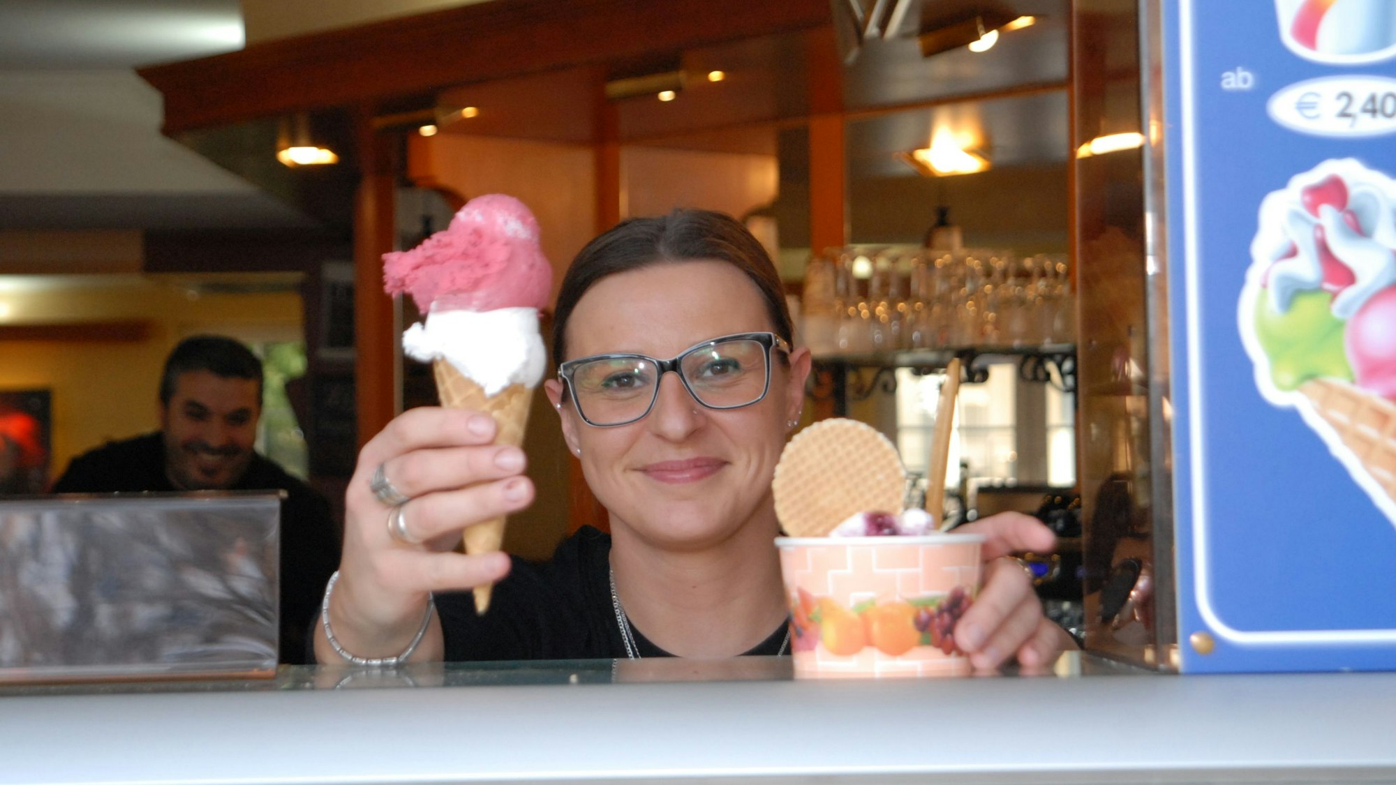 Auf dem Foto ist Gosia Takhaloufte vom Eiscafé Amalfi in Bergheim zu sehen. Sie verkauft Eis im Hörnchen und im Becher.