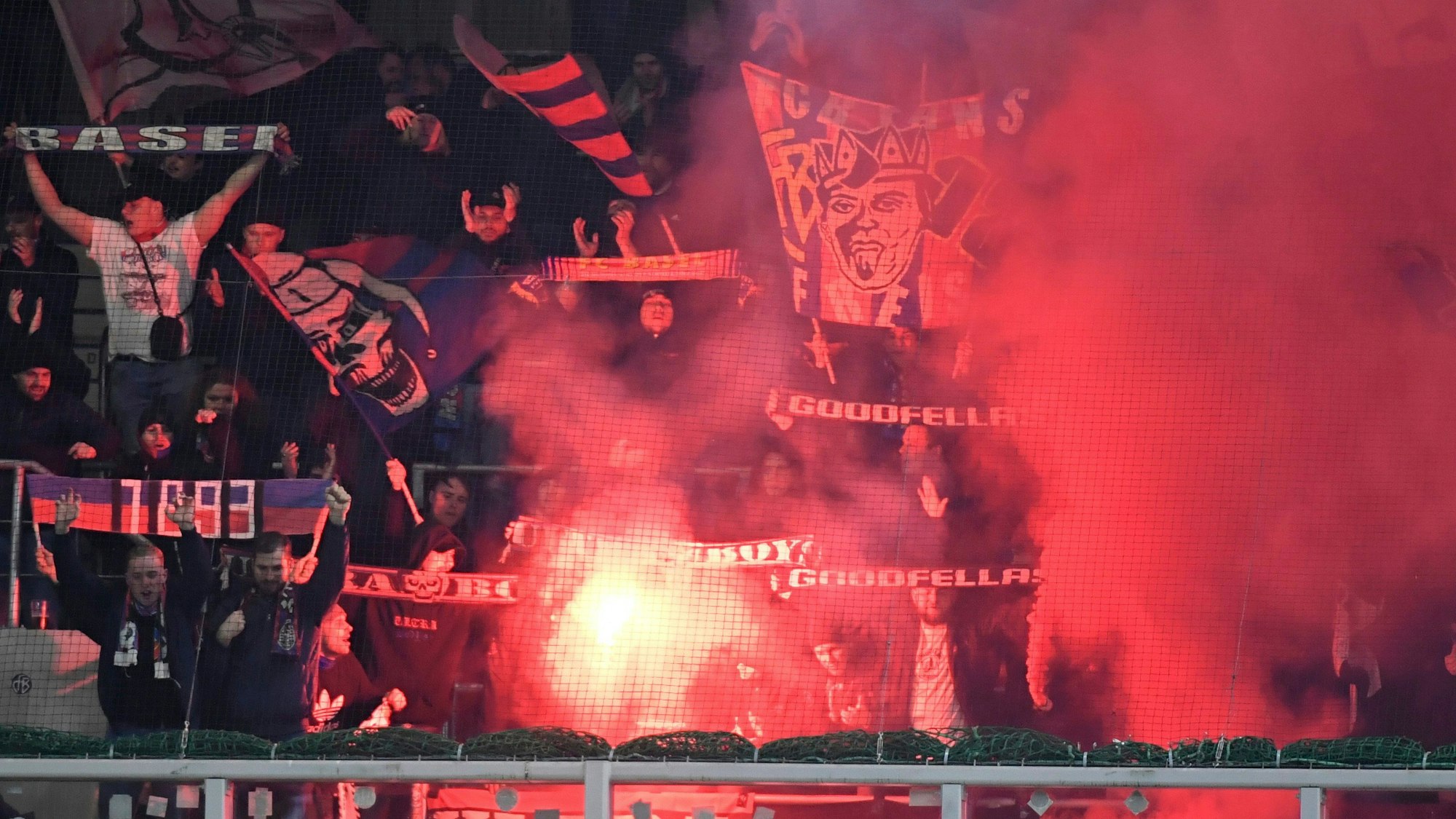 Basel Fans feiern mit Pyro im Stadion