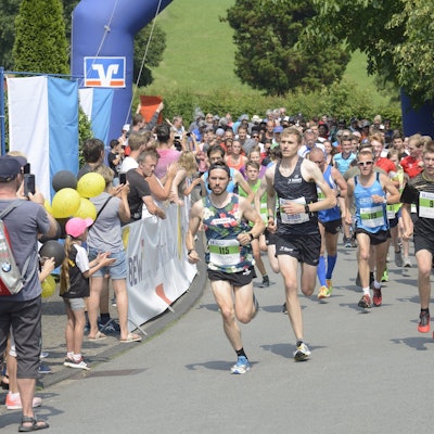 Das Foto zeigt den Start des Internationalen Biesfelder Dorflaufs an der Grundschule.