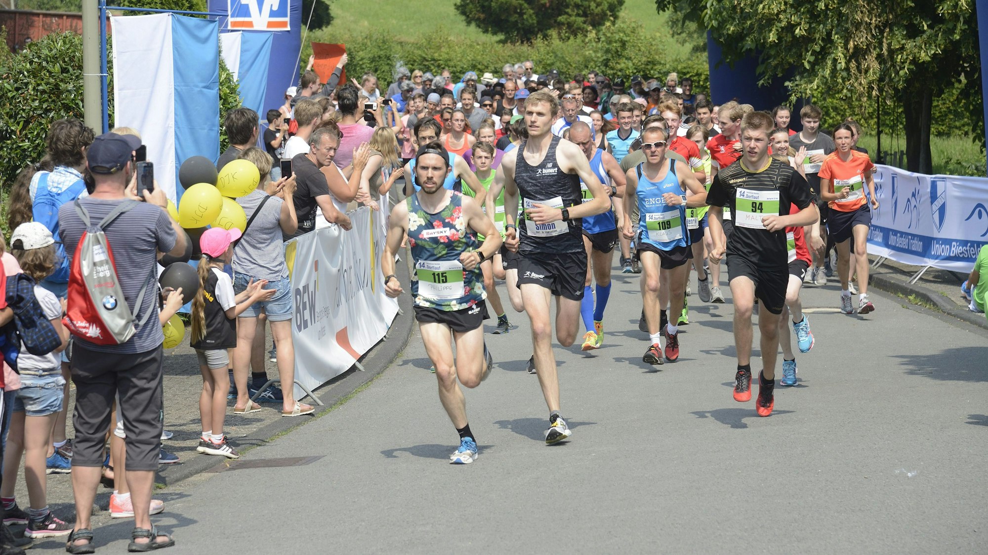 Das Foto zeigt den Start des Internationalen Biesfelder Dorflaufs an der Grundschule.