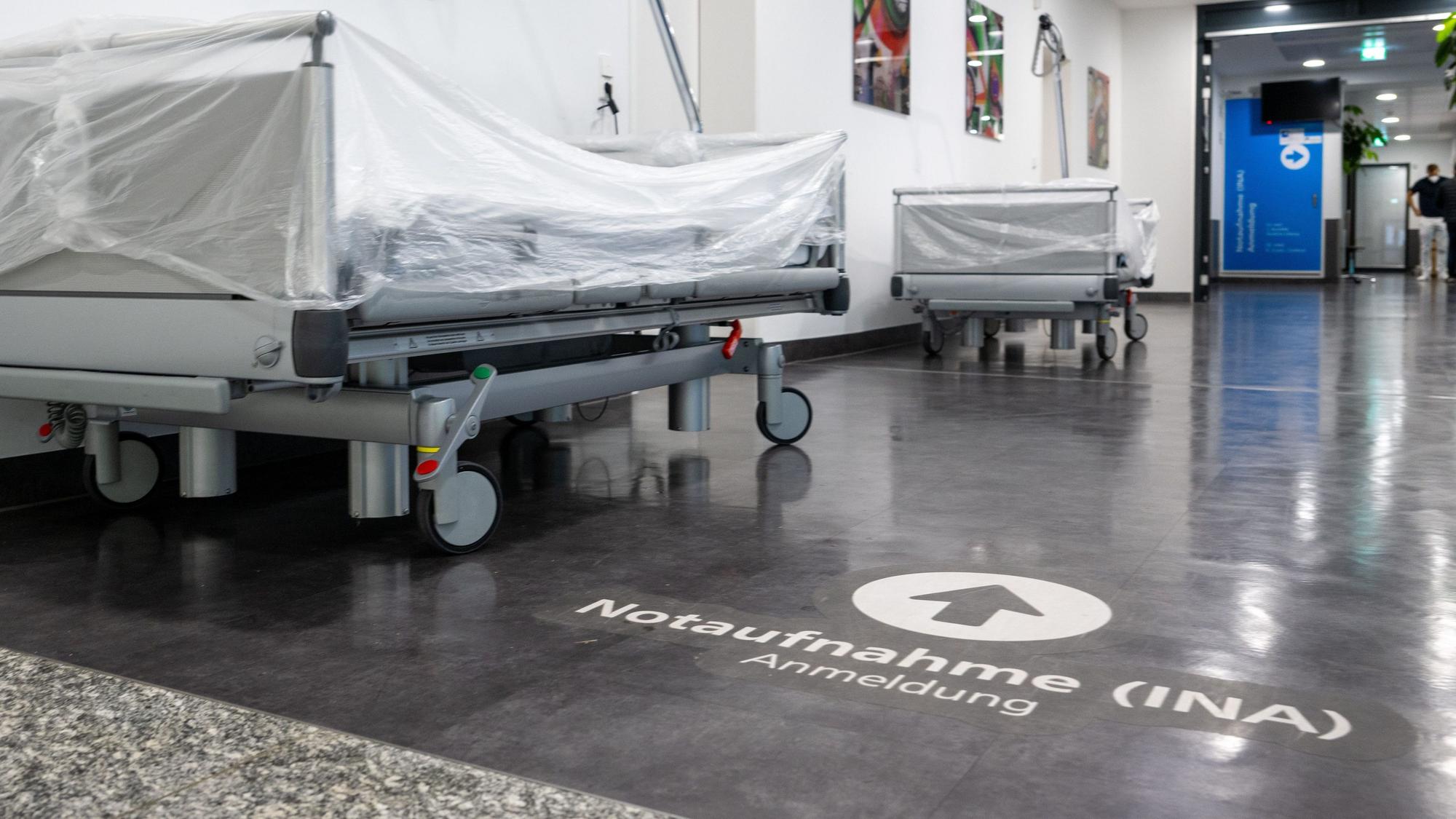 Der Eingangsbereich im Krankenhaus vor der Notaufnahme.