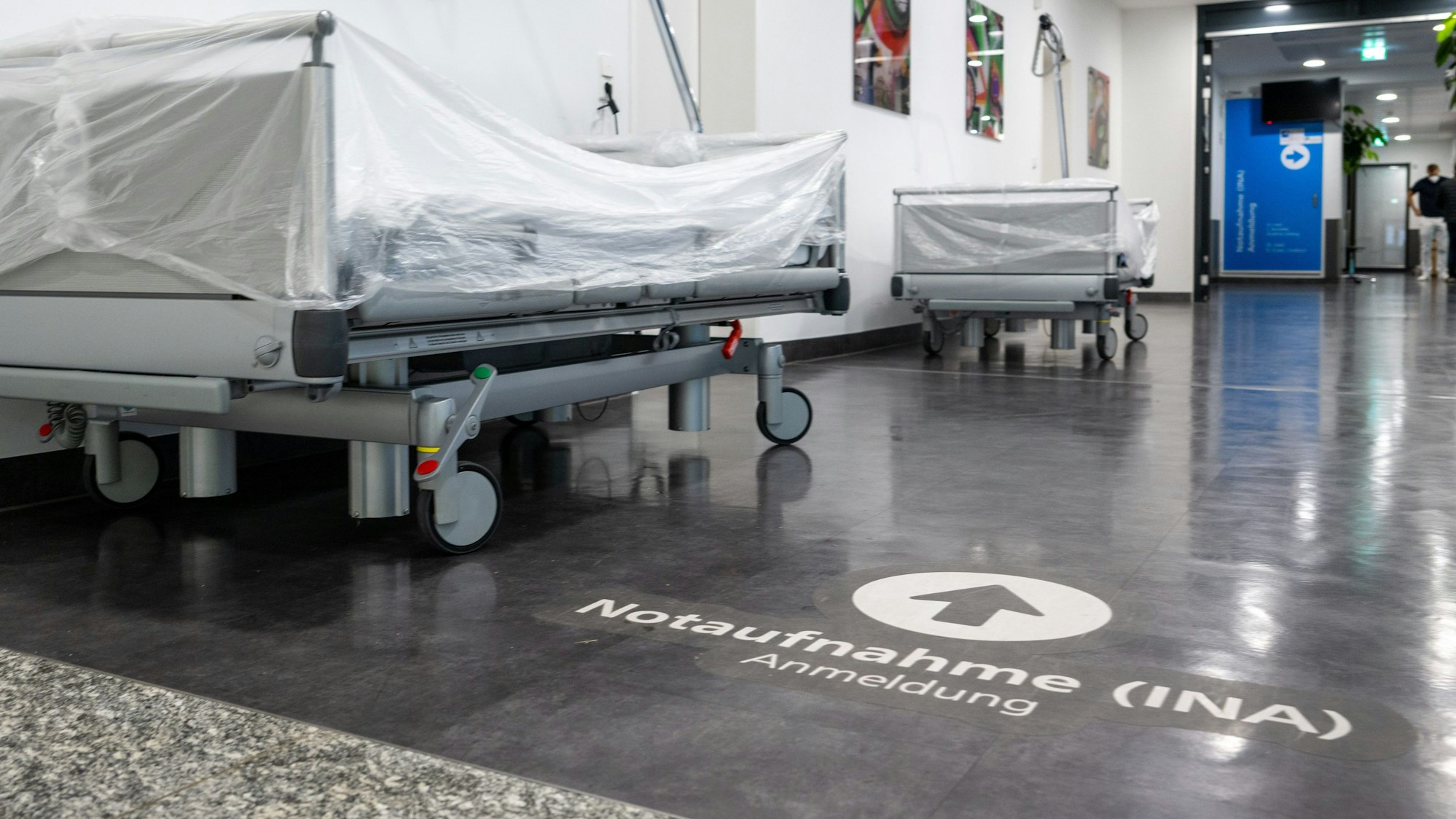 Der Eingangsbereich im Krankenhaus vor der Notaufnahme.