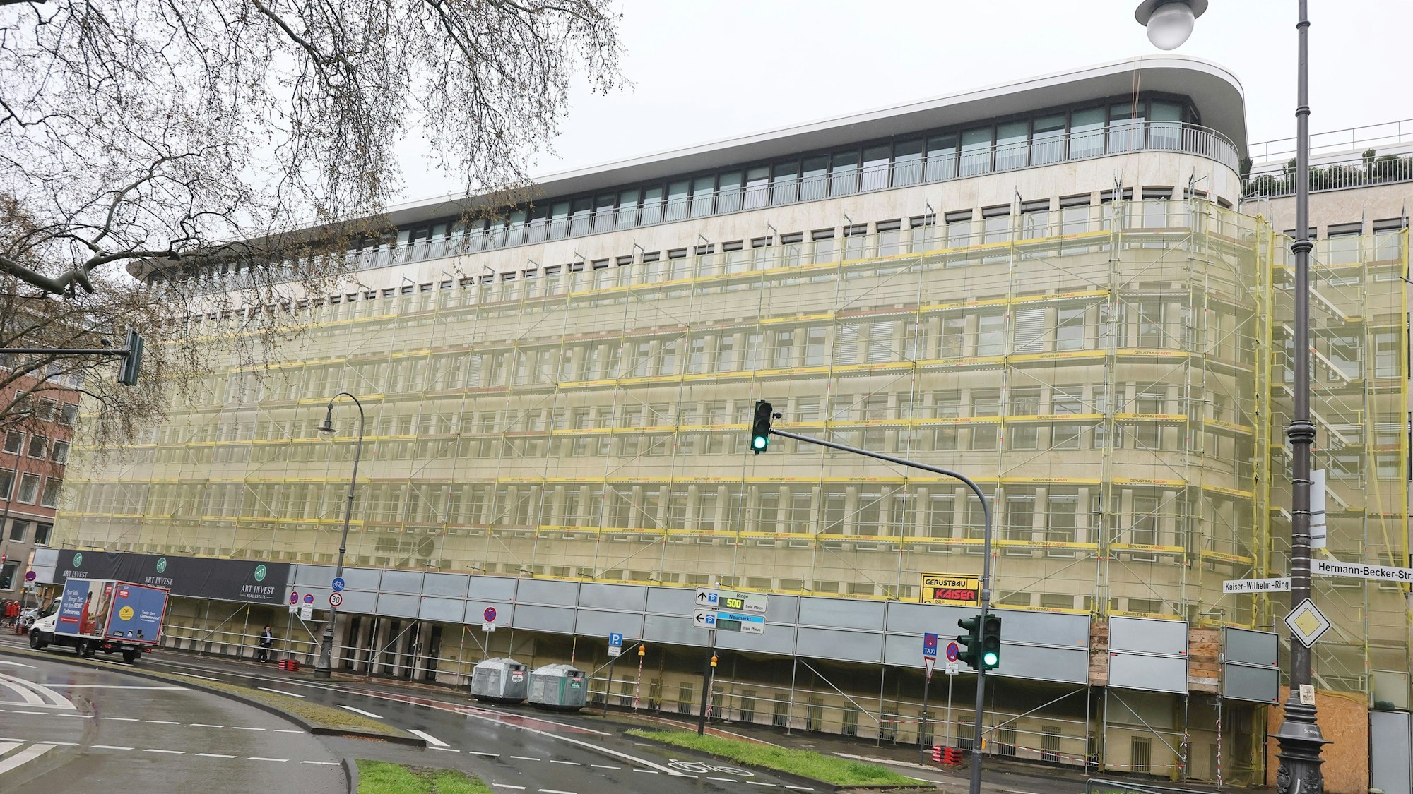 Das Allianz-Gebäude mit Gerüst.