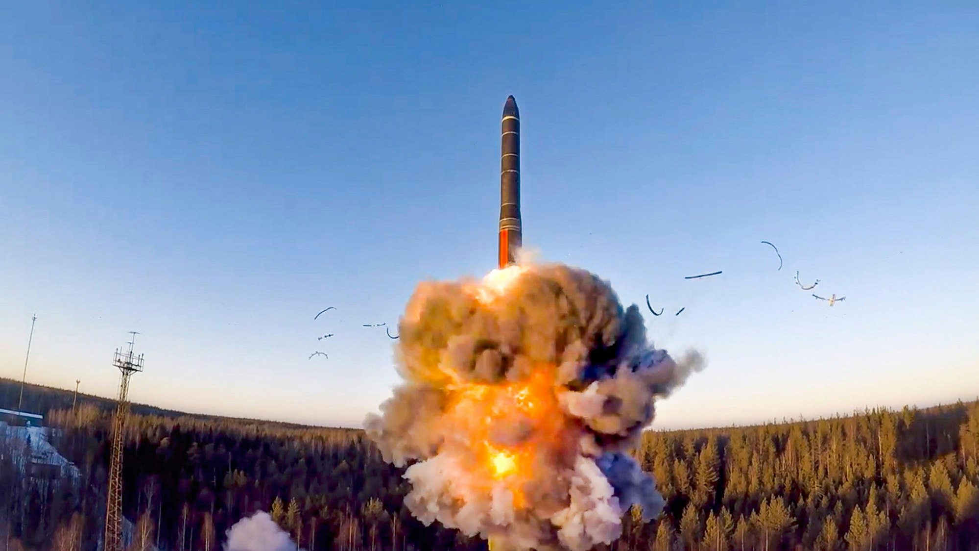 Das vom Pressedienst des russischen Verteidigungsministeriums zur Verfügung gestellte Bild zeigt eine Rakete, die 2020 während eines Interkontinental-Raketentests im Nordwesten Russlands abgefeuert wurde.