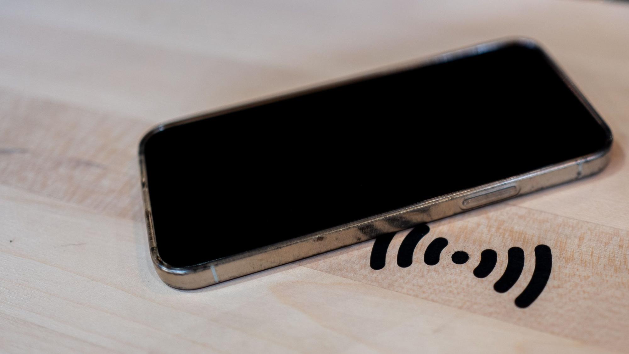 Im Tresen des Stollens sind nun Handy-Ladeplätze verbaut.