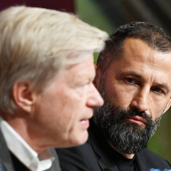 Vorstandschef Oliver Kahn (l) und Sportvorstand Hasan Salihamidzic bei einer Pressekonferenz nach dem Trainerwechsel beim FC Bayern München. Foto: Angelika Warmuth/dpa +++ dpa-Bildfunk +++