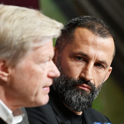Vorstandschef Oliver Kahn (l) und Sportvorstand Hasan Salihamidzic bei einer Pressekonferenz nach dem Trainerwechsel beim FC Bayern München. Foto: Angelika Warmuth/dpa +++ dpa-Bildfunk +++