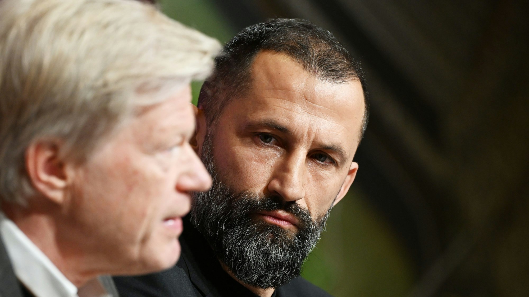 Vorstandschef Oliver Kahn (l) und Sportvorstand Hasan Salihamidzic bei einer Pressekonferenz nach dem Trainerwechsel beim FC Bayern München. Foto: Angelika Warmuth/dpa +++ dpa-Bildfunk +++