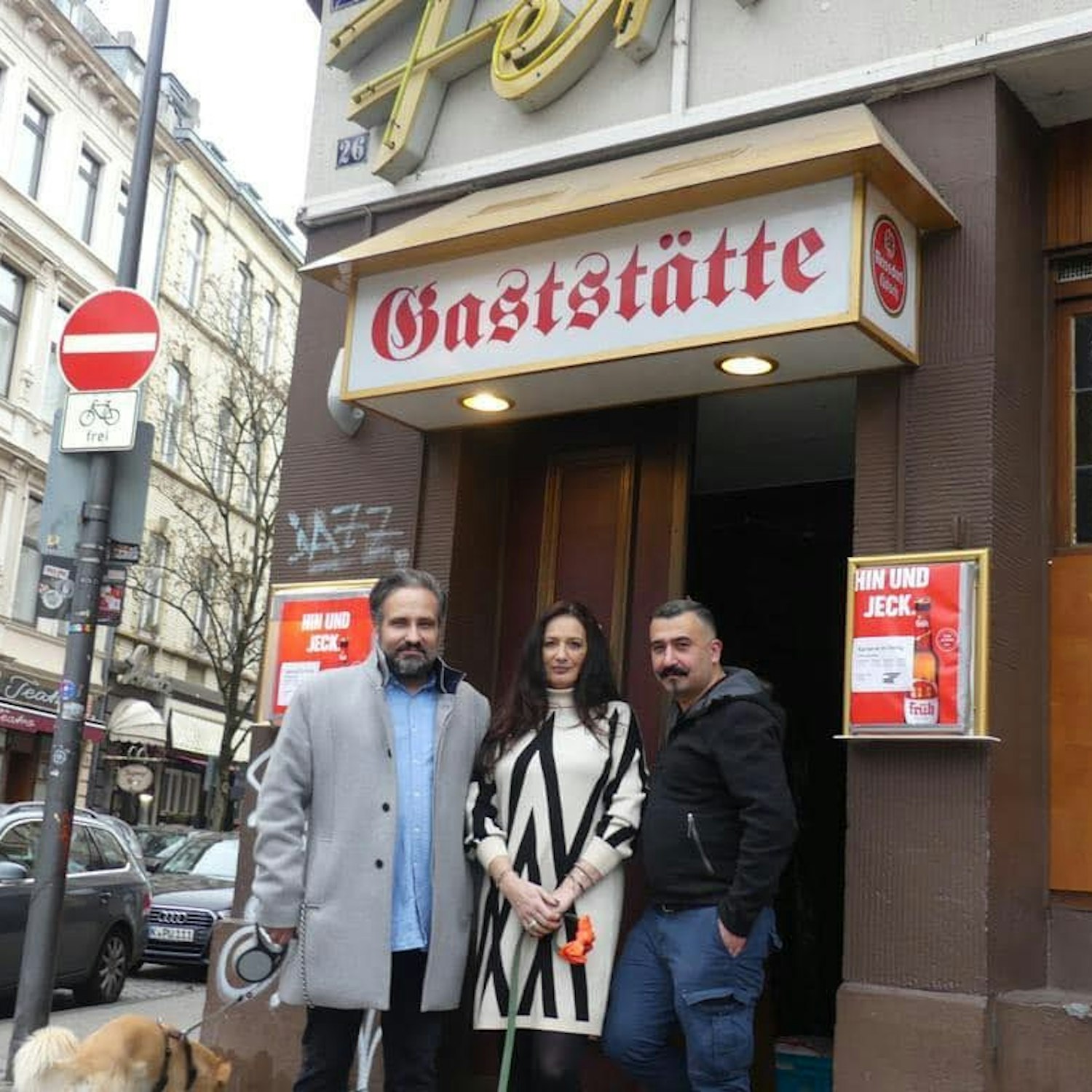 Kamran Ghanei Rosa-Maria Navarro Munoz und Jorge Diniz stehen im Eingang vom neuen Jakob Fertig.