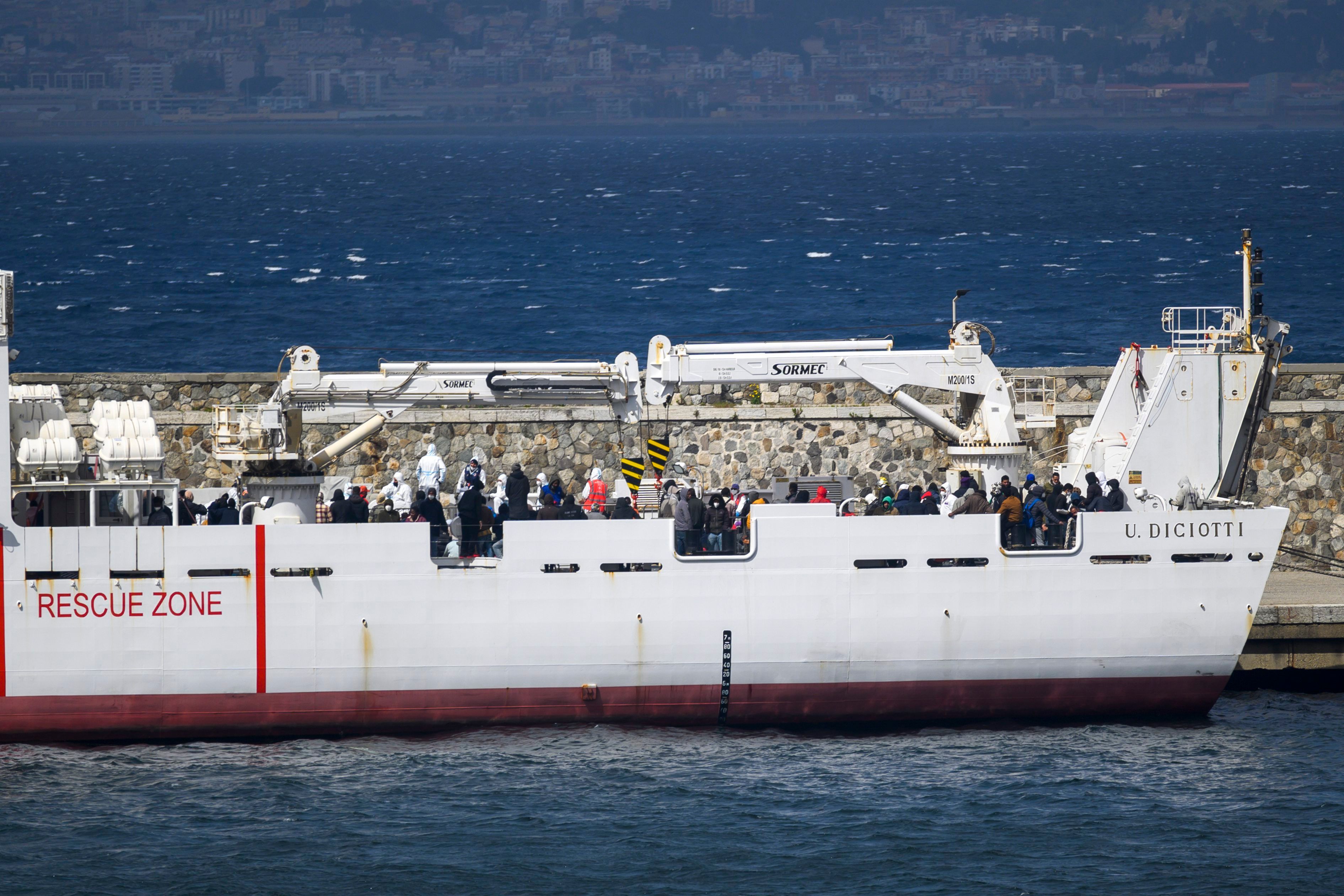 Migranten stehen auf dem Deck des Schiffes «Diciotti» der italienischen Küstenwache, um an Land zu gehen. Das Schiff hat fast 600 kürzlich gerettete Migranten aus einem überfüllten Migrantenzentrum auf der süditalienischen Insel Lampedusa nach Reggio Calabria gebracht.