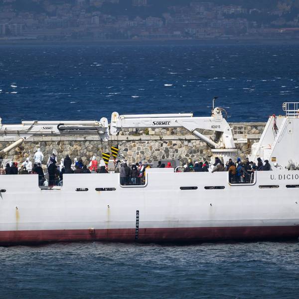 Migranten stehen auf dem Deck des Schiffes «Diciotti» der italienischen Küstenwache, um an Land zu gehen. Das Schiff hat fast 600 kürzlich gerettete Migranten aus einem überfüllten Migrantenzentrum auf der süditalienischen Insel Lampedusa nach Reggio Calabria gebracht.