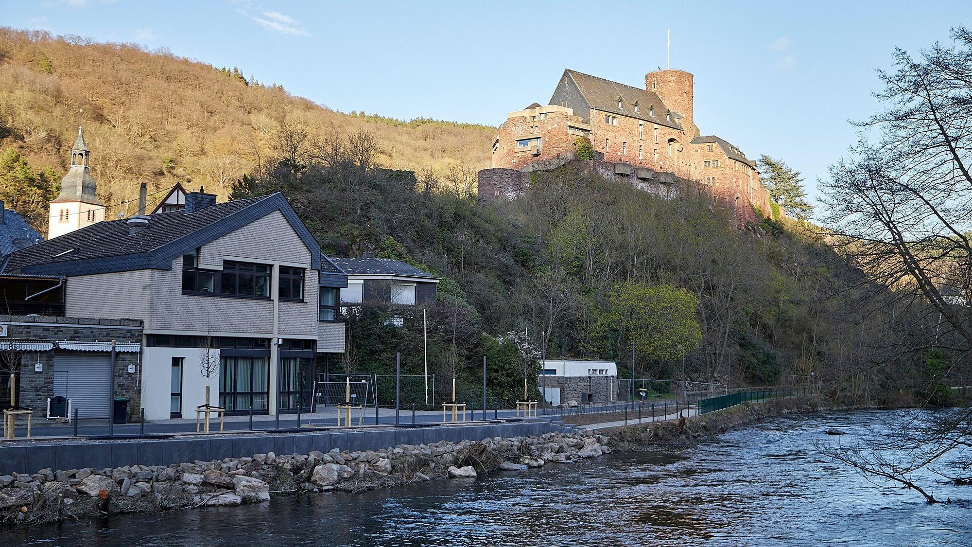 Das neue Rathaus Verwaltungssitz am Seerandweg mit neuem Seerandufer.