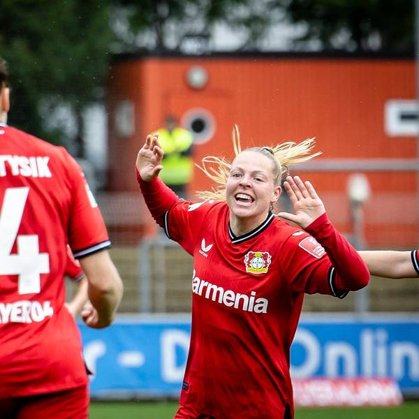 1. Frauen-Bundesliga Bayer 04 Leverkusen vs. SC Freiburg, 26.03.2023 Jill Bayings 18, Bayer 04 Leverkusen freut sich ueber ihr 1:0 mit Sylwia Matysik 4, Bayer 04 Leverkusen waehrend der Begegnung Bayer 04 Leverkusen gegen den SC Freiburg an Spieltag 16 der Frauen-Fussball-Bundesliga am 26.03.2023 im Ulrich-Haberland-Stadion in Leverkusen. DFL REGULATIONS PROHIBIT ANY USE OF PHOTOGRAPHS AS IMAGE SEQUENCES AND/OR QUASI-VIDEO. *** 1 Women Bundesliga Bayer 04 Leverkusen vs SC Freiburg, 26 03 2023 Jill Bayings 18, Bayer 04 Leverkusen is happy about her 1 0 with Sylwia Matysik 4, Bayer 04 Leverkusen during the match Bayer 04 Leverkusen vs SC Freiburg on matchday 16 of the Women Football Bundesliga on 26 03 2023 at Ulrich Haberland Stadium in Leverkusen DFL REGULATIONS PROHIBIT ANY USE OF PHOTOGRAPHS AS IMAGE SEQUENCES AND OR QUASI VIDEO Copyright: xBEAUTIFULxSPORTS/AxelxKohringx