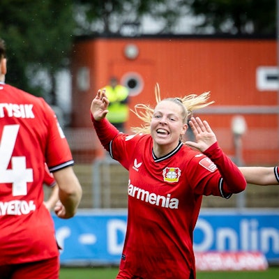 1. Frauen-Bundesliga Bayer 04 Leverkusen vs. SC Freiburg, 26.03.2023 Jill Bayings 18, Bayer 04 Leverkusen freut sich ueber ihr 1:0 mit Sylwia Matysik 4, Bayer 04 Leverkusen waehrend der Begegnung Bayer 04 Leverkusen gegen den SC Freiburg an Spieltag 16 der Frauen-Fussball-Bundesliga am 26.03.2023 im Ulrich-Haberland-Stadion in Leverkusen. DFL REGULATIONS PROHIBIT ANY USE OF PHOTOGRAPHS AS IMAGE SEQUENCES AND/OR QUASI-VIDEO. *** 1 Women Bundesliga Bayer 04 Leverkusen vs SC Freiburg, 26 03 2023 Jill Bayings 18, Bayer 04 Leverkusen is happy about her 1 0 with Sylwia Matysik 4, Bayer 04 Leverkusen during the match Bayer 04 Leverkusen vs SC Freiburg on matchday 16 of the Women Football Bundesliga on 26 03 2023 at Ulrich Haberland Stadium in Leverkusen DFL REGULATIONS PROHIBIT ANY USE OF PHOTOGRAPHS AS IMAGE SEQUENCES AND OR QUASI VIDEO Copyright: xBEAUTIFULxSPORTS/AxelxKohringx