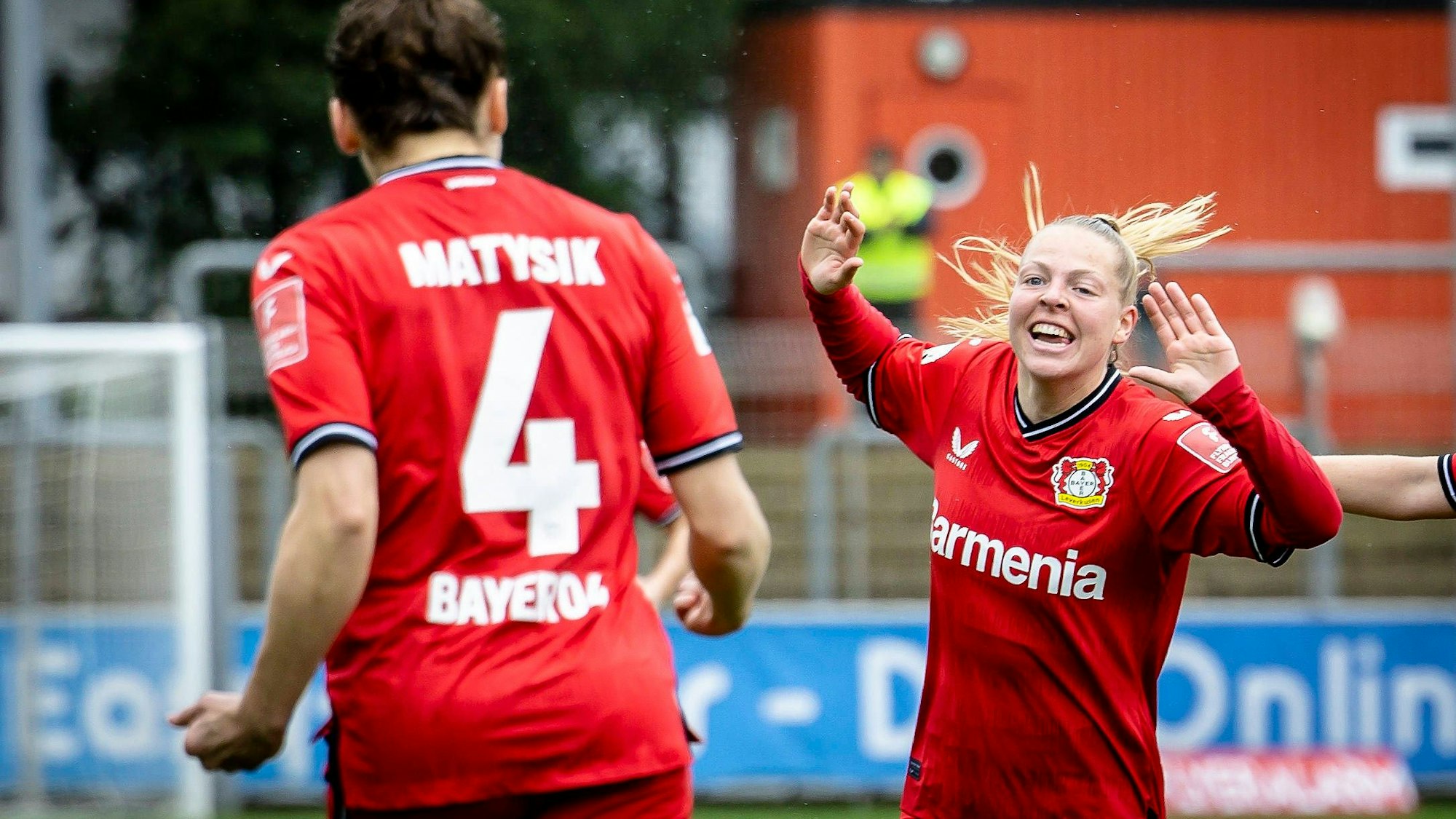 1. Frauen-Bundesliga Bayer 04 Leverkusen vs. SC Freiburg, 26.03.2023 Jill Bayings 18, Bayer 04 Leverkusen freut sich ueber ihr 1:0 mit Sylwia Matysik 4, Bayer 04 Leverkusen waehrend der Begegnung Bayer 04 Leverkusen gegen den SC Freiburg an Spieltag 16 der Frauen-Fussball-Bundesliga am 26.03.2023 im Ulrich-Haberland-Stadion in Leverkusen. DFL REGULATIONS PROHIBIT ANY USE OF PHOTOGRAPHS AS IMAGE SEQUENCES AND/OR QUASI-VIDEO. *** 1 Women Bundesliga Bayer 04 Leverkusen vs SC Freiburg, 26 03 2023 Jill Bayings 18, Bayer 04 Leverkusen is happy about her 1 0 with Sylwia Matysik 4, Bayer 04 Leverkusen during the match Bayer 04 Leverkusen vs SC Freiburg on matchday 16 of the Women Football Bundesliga on 26 03 2023 at Ulrich Haberland Stadium in Leverkusen DFL REGULATIONS PROHIBIT ANY USE OF PHOTOGRAPHS AS IMAGE SEQUENCES AND OR QUASI VIDEO Copyright: xBEAUTIFULxSPORTS/AxelxKohringx