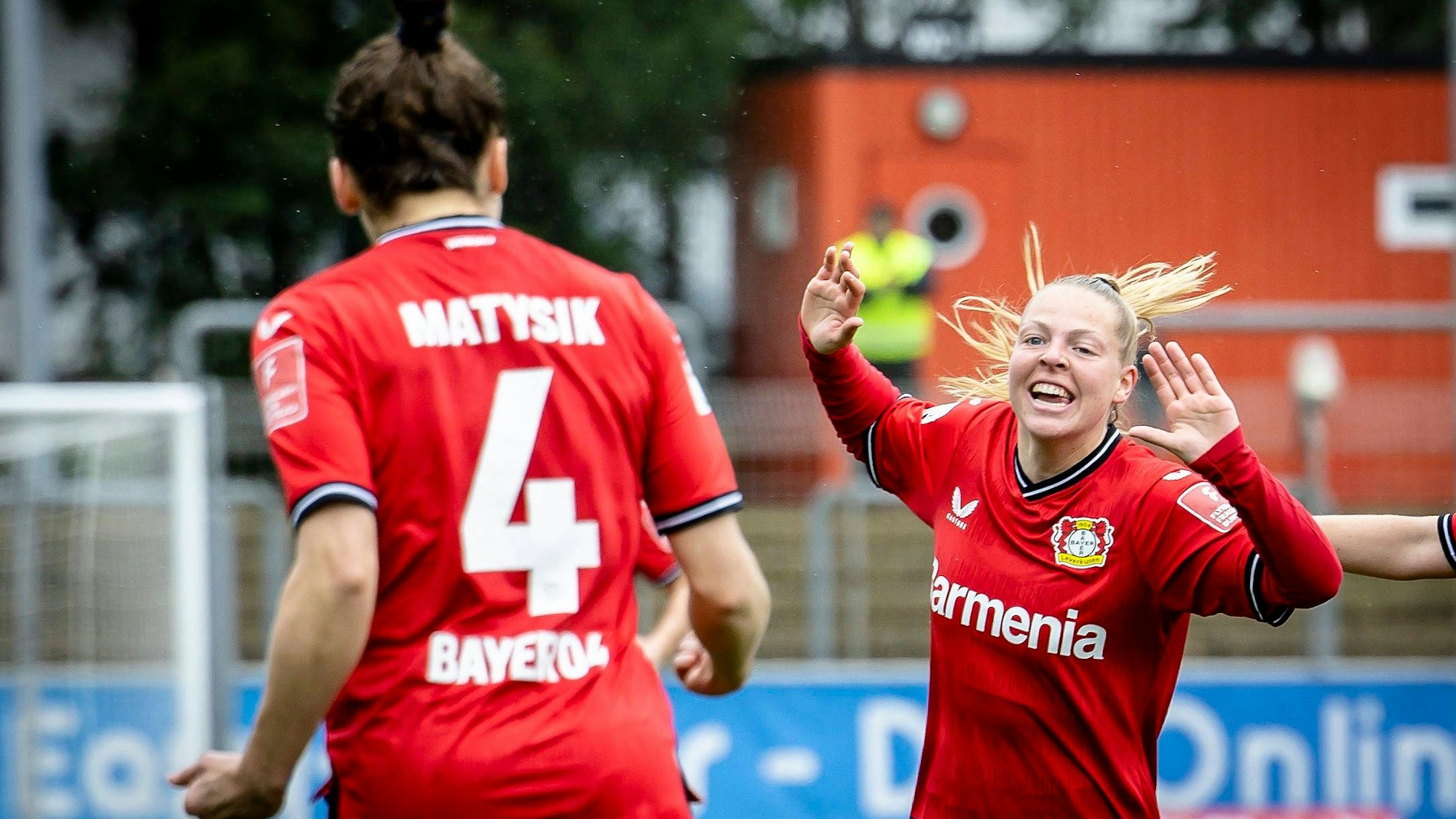 1. Frauen-Bundesliga Bayer 04 Leverkusen vs. SC Freiburg, 26.03.2023 Jill Bayings 18, Bayer 04 Leverkusen freut sich ueber ihr 1:0 mit Sylwia Matysik 4, Bayer 04 Leverkusen waehrend der Begegnung Bayer 04 Leverkusen gegen den SC Freiburg an Spieltag 16 der Frauen-Fussball-Bundesliga am 26.03.2023 im Ulrich-Haberland-Stadion in Leverkusen. DFL REGULATIONS PROHIBIT ANY USE OF PHOTOGRAPHS AS IMAGE SEQUENCES AND/OR QUASI-VIDEO. *** 1 Women Bundesliga Bayer 04 Leverkusen vs SC Freiburg, 26 03 2023 Jill Bayings 18, Bayer 04 Leverkusen is happy about her 1 0 with Sylwia Matysik 4, Bayer 04 Leverkusen during the match Bayer 04 Leverkusen vs SC Freiburg on matchday 16 of the Women Football Bundesliga on 26 03 2023 at Ulrich Haberland Stadium in Leverkusen DFL REGULATIONS PROHIBIT ANY USE OF PHOTOGRAPHS AS IMAGE SEQUENCES AND OR QUASI VIDEO Copyright: xBEAUTIFULxSPORTS/AxelxKohringx