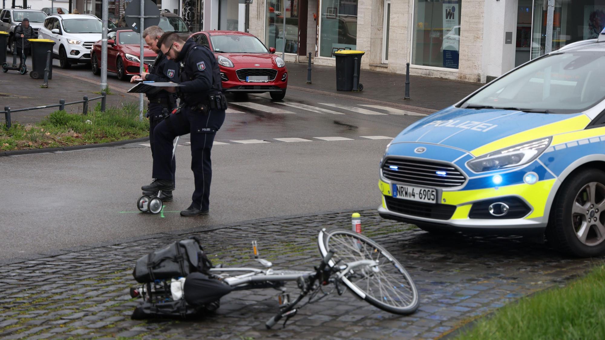 Die Polizei vor Ort nach dem Unfall am Euskirchener Europa-Kreisel.