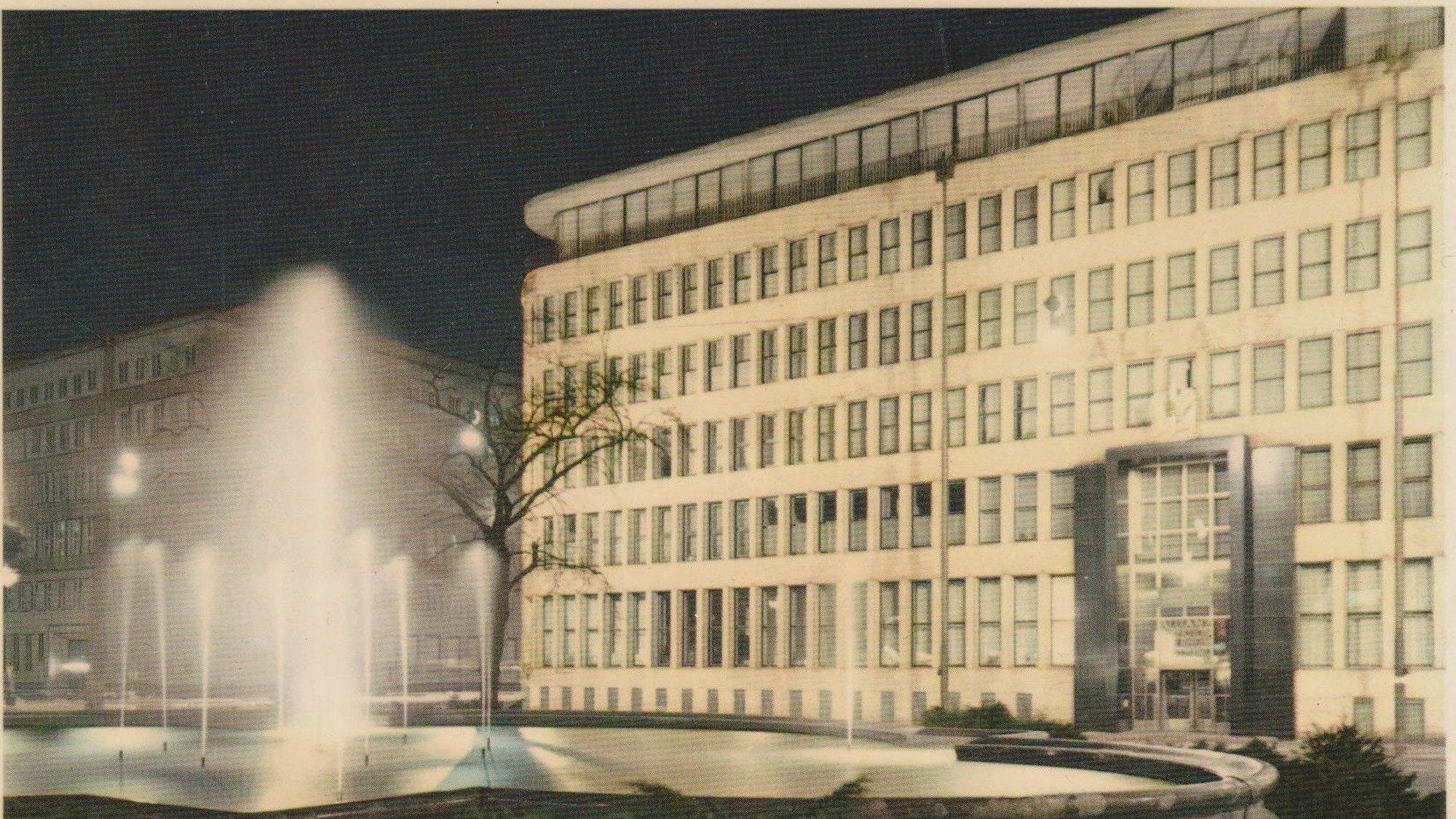 Ein Archivbild des Allianz-Gebäudes am Kaiser-Wilhelm-Ring mit Brunnen im Vordergrund.