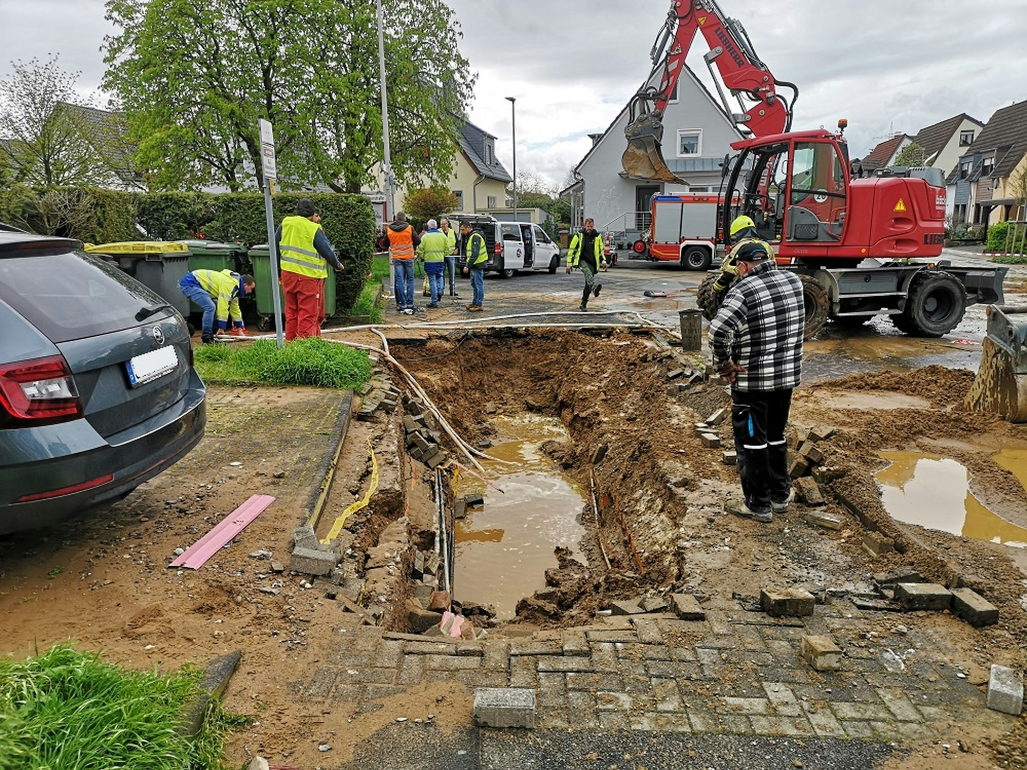 Eine Tiefbaufirma hat die Rohrbruchstelle unter dem Gehsteig freigelegt.