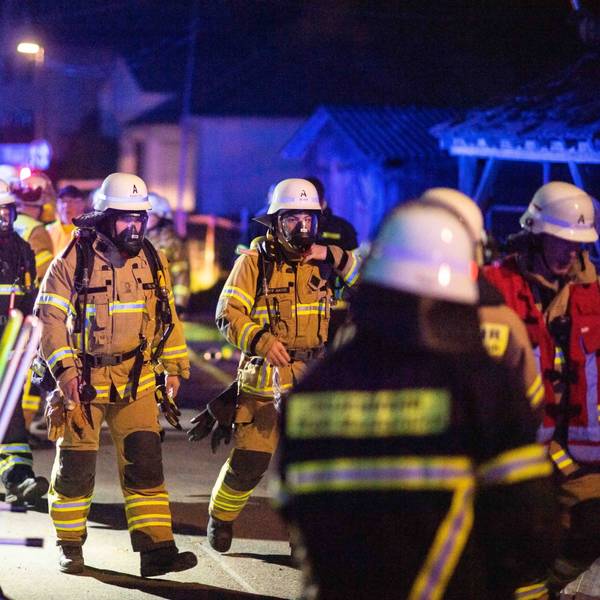 Das Bild zeigt Feuerwehrleute aus der Stadt Mechernich bei einem Brandeinsatz.