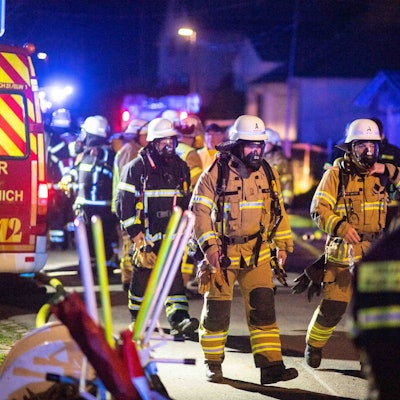 Das Foto zeigt mehrere Feuerwehrleute bei einem Einsatz.