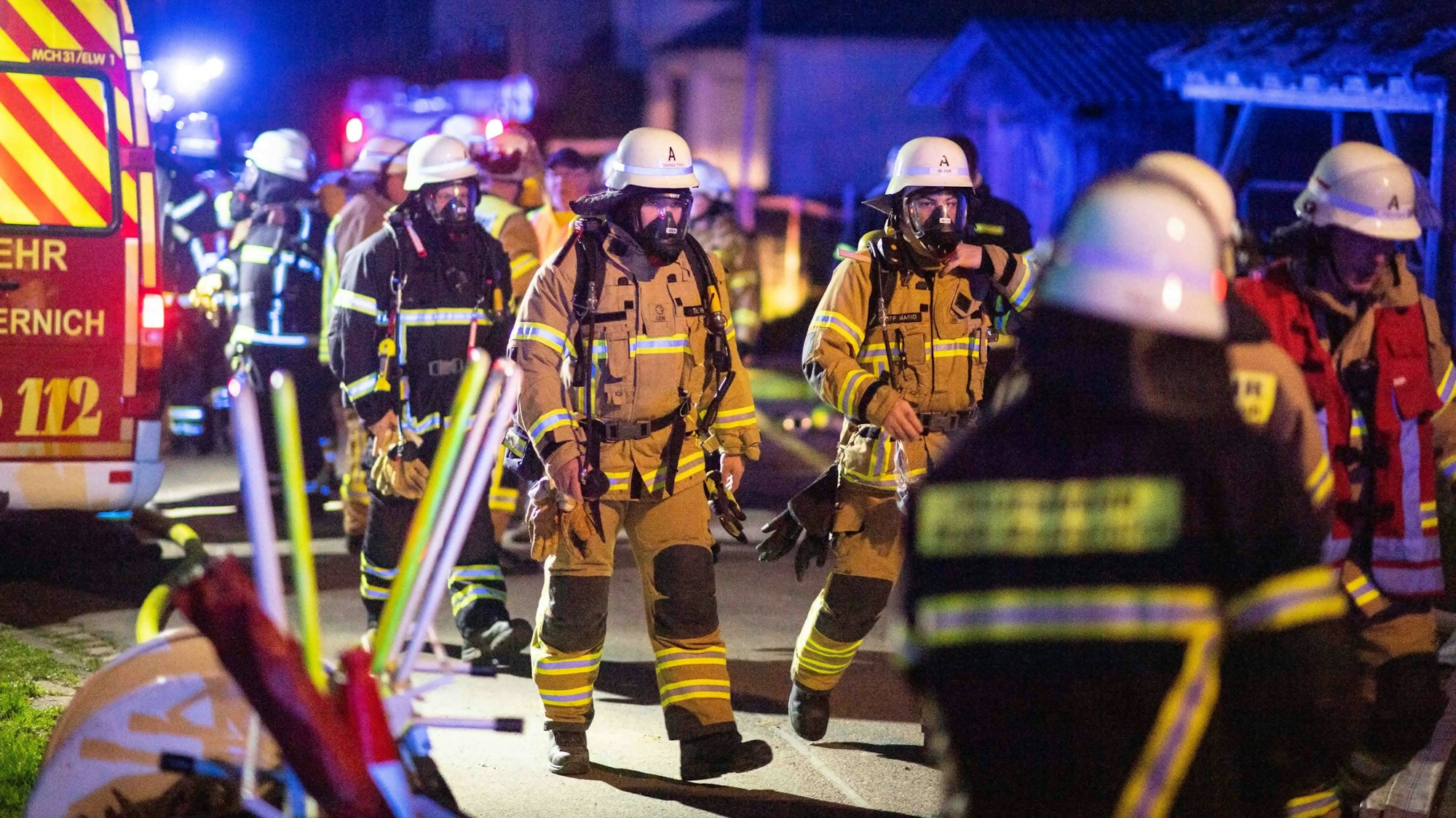 Das Bild zeigt Feuerwehrleute aus der Stadt Mechernich bei einem Brandeinsatz.