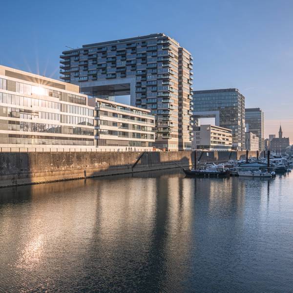 Panoramabild von modernen Gebäuden im Kölner Rheinauhafen.