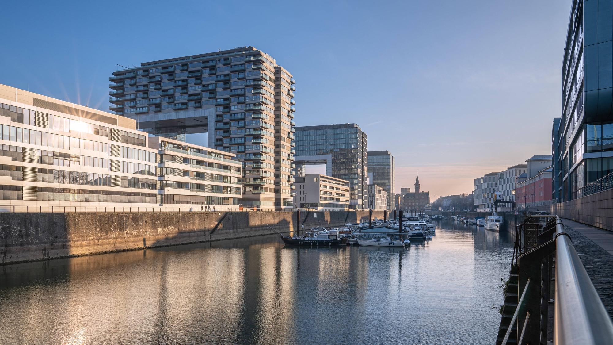 Panoramabild von modernen Gebäuden im Kölner Rheinauhafen.