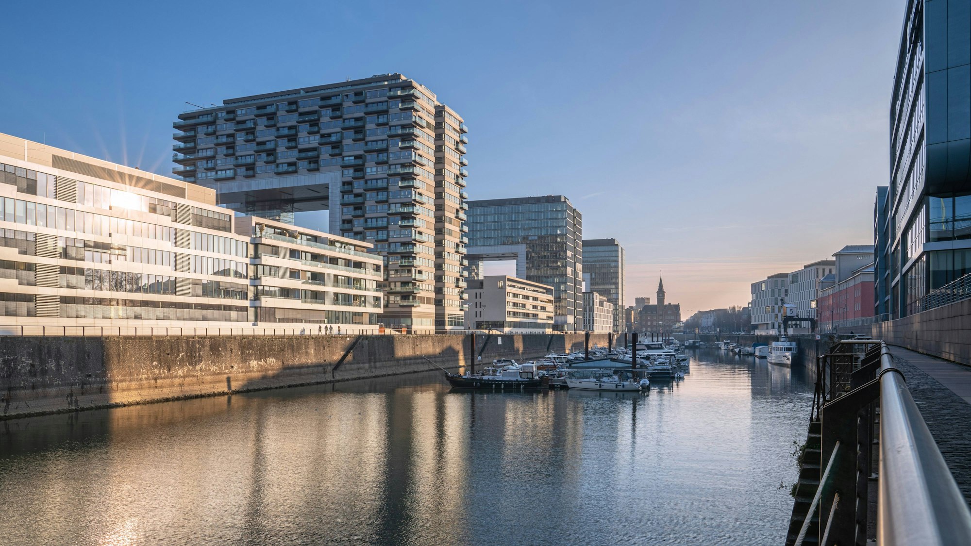 Panoramabild von modernen Gebäuden im Kölner Rheinauhafen.