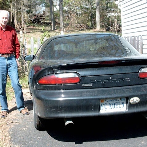 Das Heck eines schwarzen Autos, auf dem Kennzeichen steht FC KOELN.