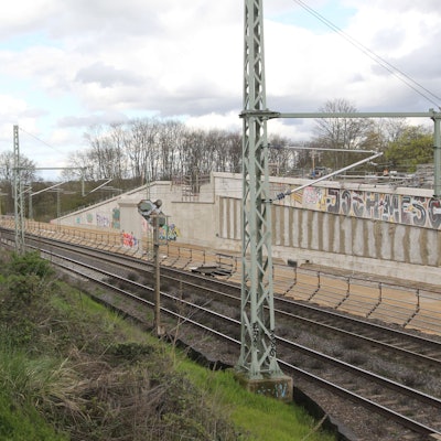 Die Widerlager der Brücke in Villich sind schon gut an der rechtsrheinischen Bahnstrecke zu erkennen. Fertig werden soll sie im Jahr 2026. Hinter der Mauer soll dann ab 2028 die S 13 fahren.