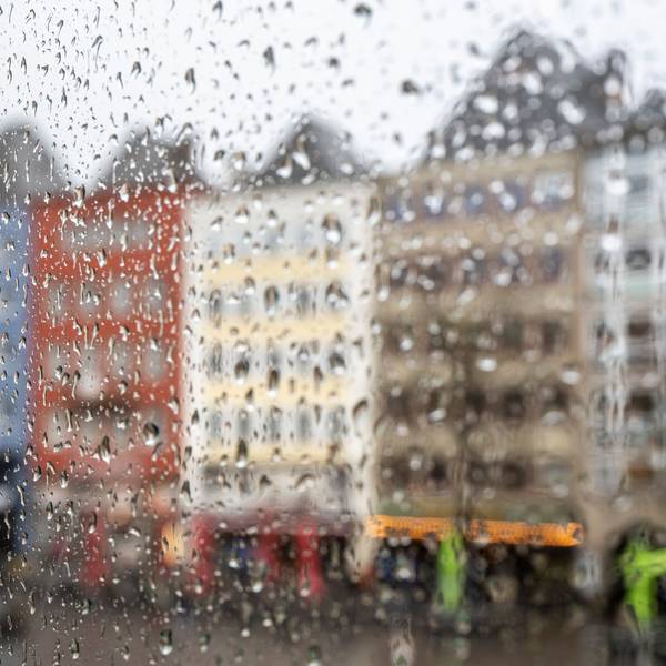 Die Fensterscheiben am Alter Markt sind voller Regentropfen. Foto: Uwe Weiser