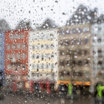 Die Fensterscheiben am Alter Markt sind voller Regentropfen. Foto: Uwe Weiser