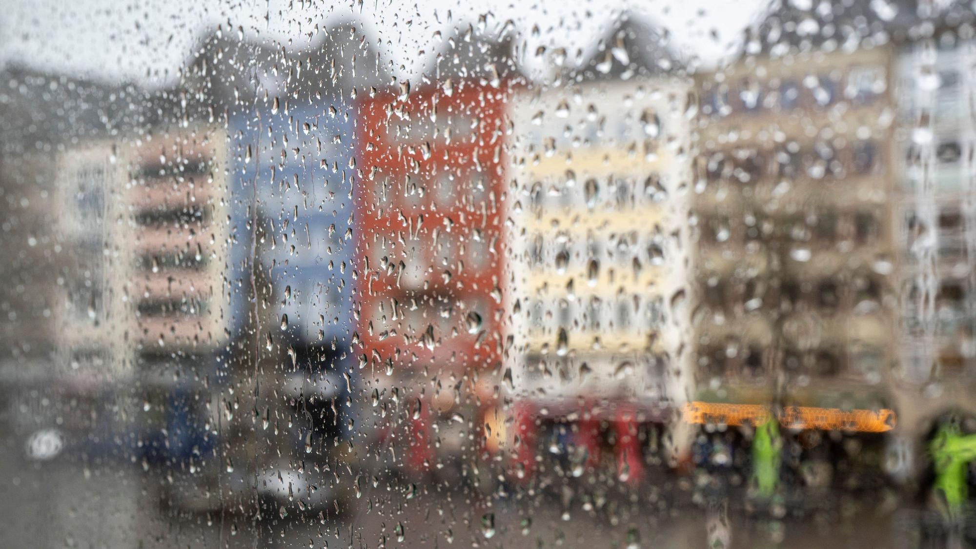 Die Fensterscheiben am Alter Markt sind voller Regentropfen. Foto: Uwe Weiser