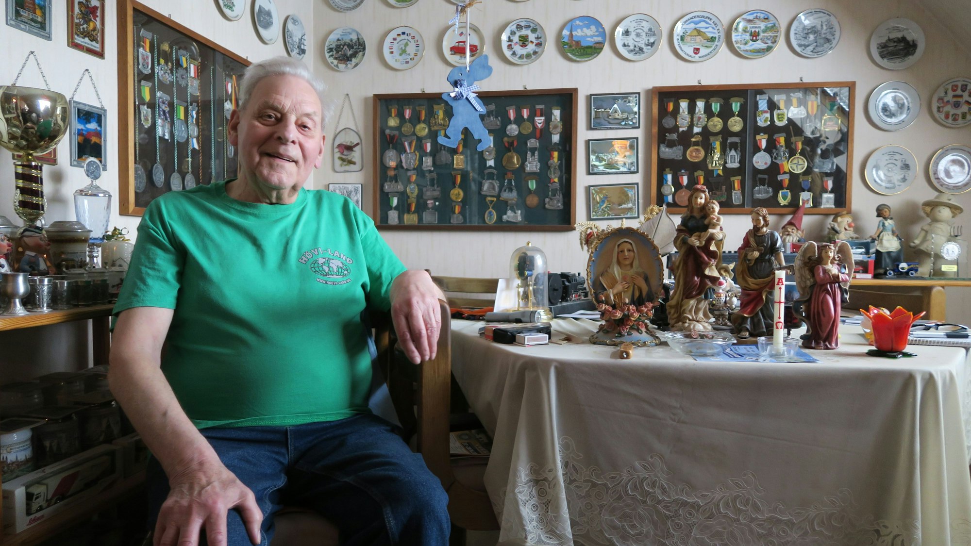 Kurt Vonthron in seiner Wohnung mit Andenken aller Art an seine Wanderungen.